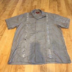 Men’s Maximos Grey Guayabera Short Sleeve Button Down Shirt Size Small